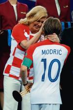 Luka Modrić i Kolinda Grabar-Kitarović.  Piłkarz ma powody, by cenić sobie przychylność pani prezydent