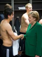 Kanclerz Merkel doceniała sukces Özila jako symbol udanej integracji. Na zdjęciu gratuluje  mu wygranej Niemiec z Turcją w 2010 roku.