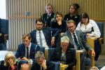 ≥Przywódca szwedzkich populistów Jimmie Akesson (w środkowym rzędzie, z lewej, w okularach), podczas posiedzenia parlamentu 