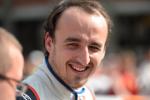 ≥Robert Kubica ma 34 lata. W Formule 1 startował w latach 2006 – 2010 w barwach  Saubera i Renault. W roku 2011 miał groźny wypadek na trasie rajdu we Włoszech 