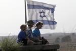 Izraelczycy obserwują  ze Wzgórz Golan ataki syryjskiego lotnictwa rządowego  na ostatnie pozycje rebeliantów  w tym regionie 