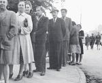 Warszawa,  30 czerwca 1946.  Prezydent Bolesław Bierut  (w kapeluszu)  w kolejce  do oddania głosu  w referendum ludowym. 