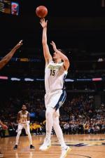 Nikola Jokić wyrasta  na gwiazdę NBA. Denver  Nuggets podpisali z nim właśnie pięcioletni kontrakt wart 148 mln dol. Dla NBA odkrył go polski skaut Rafał Juć.