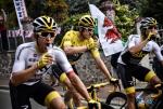 Ostatni etap tegorocznego Tour de France. Grupa Sky świętuje: od lewej: Michał Kwiatkowski, triumfator wyścigu Walijczyk  Geraint Thomas i Hiszpan Jonathan Castroviejo  