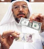 Jeszcze pod koniec ubiegłego tygodnia za dolara płacono nieco ponad 5 lir. Teraz jest to już blisko 7 lir. Na zdjęciu makler z Kuwejtu.