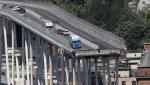 ≥Zawalony most Morandi. Kierowca widocznej ciężarówki przeżył, bo „jechał ostrożnie” 