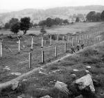 <Czechosło-  waccy żołnierze  na granicy  z RFN (lipiec 1968 r.). Stanowiła ona część „żelaznej kurtyny” dzielącej Europę.  Po jednej stronie stały wojska Układu Warszaw- skiego,  po drugiej – NATO   