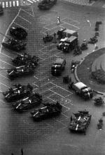 ≥Sowieckie czołgi na jednym z placów w Pradze, 21 sierpnia 1968 r.