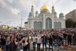 Wczoraj w Moskwie przed meczetem Katedralnym zebrało się z okazji rozpoczęcia święta ofiar (Kurban Bajram)  ponad 100 tysięcy muzułmanów. Meczet Katedralny, największy w Rosji, oddano do użytku w 2015 roku. Powstał na miejscu dziesięciokrotnie mniejszej świątyni z początku XX wieku. Kosztował 170 mln euro, które wyłożył przede wszystkim urodzony  w Dagestanie miliarder Sulejman Kerimow. W środku mieści się 10 tys. ludzi.  