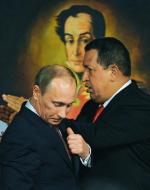 Gdy Hugo Chavez popadł w konflikt z USA, naturalnym partnerem Caracas stał się Kreml.  Po raz pierwszy Putin spotkał się z Chavezem w 2001 r. Rosji zależało głównie na surowcach naturalnych Wenezueli