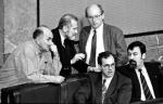 Jan Król (siedzi w środku) wśród posłów Unii Demokratycznej: (od lewej) Jacka Kuronia, Bronisława Geremka,  Jana Rokity oraz Jana Wyrowińskiego; Sejm, 1992 r.