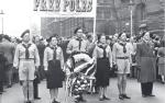 ≥Londyn, 22 kwietnia 1956.  Na pierwszym planie polscy harcerze podczas demonstracji Polonii brytyjskiej przeciwko wizycie Nikity Chruszczowa i Nikołaja Bułagina w Londynie. Na transparencie napis: „Wolni Polacy”. 