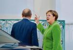 Angela Merkel raz wydaje się Matką Teresą, a raz Bismarckiem. Wie,  że zbliżenie Berlina z Moskwą przeraża Amerykę, a także Polskę. Jest to więc  dla niej bardzo cenne narzędzie dyplomacji (na zdjęciu niemiecka kanclerz z Władimirem Putinem  w Mesebergu, 18 sierpnia 2018 r.)