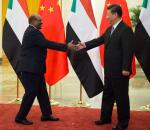 ≥Ścigany międzynarodowym listem gończym prezydent Sudanu Omar al-Baszir (z lewej) przybył do Pekinu 