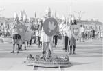 Kielce, 1966 rok. Młodzież przebrana za rycerzy podczas oficjalnych obchodów Tysiąclecia Państwa Polskiego 