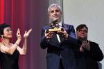 Meksykański reżyser  Alfonso Cuaron ze Złotym Lwem otrzymanym na festiwalu w Wenecji za film „Roma” 