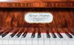 <Fortepian Buchholtza – zapewne  na takim instrumencie dawał  koncerty  Fryderyk Chopin 