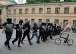 W wyborczą niedzielę w Petersburgu policja stłumiła protesty przeciwko reformie emerytalnej 