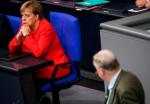 Angela Merkel i Alexander Gauland w czasie środowej debaty w Bundestagu  