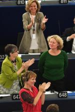 Owacje dla Judith Sargentini (z prawej) za raport o Węgrzech 
