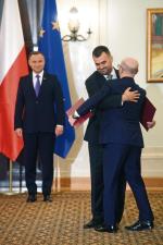 Kto prowadzi w tym tańcu?  Andrzej Duda, jego nowy rzecznik Błażej Spychalski (przodem)  i stary Krzysztof Łapiński  w Pałacu Prezydenckim,  7 września 2018 r.