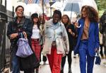 Udział w nowojorskim Fashion Week to dziś dla europejskich marek prestiż. Na zdjęciu goście tegorocznej edycji, trwającej do 14 września, w tym naczelna miesięcznika „Teen Vogue” Elaine Welteroth (z prawej)
