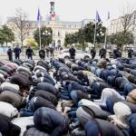 Publiczna modlitwa przed ratuszem w Clichy pod Paryżem 