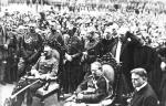 ≥Uroczystość z udziałem Herberta Hoovera (siedzi pierwszy z prawej), Józefa Piłsudskiego (siedzi pierwszy z lewej), nuncjusza papieskiego Achillesa Rattiego (siedzi w środku), premiera Ignacego Paderewskiego (stoi za nuncjuszem papieskim) i oficerów Wojska Polskiego. Warszawa, 15 sierpnia 1919 r.