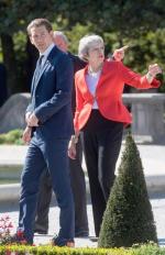 ≥– Unia musi też ustąpić – przekonywała na szczycie Theresa May (obok Sebastian Kurz, kanclerz przewodzącej UE Austrii) 
