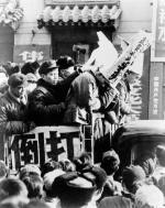 Rewolucja kulturalna Mao, dzień powszedni. Komunistyczna młodzież z Czerwonej Gwardii publicznie poniża osoby uznane za wrogów ludu. Zmuszeni do włożenia tzw. czapki hańby, godzinami wysłuchują wyzwisk wyjącego z nienawiści tłumu