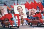 ≥45. rocznica rewolucji październikowej hucznie obchodzona w stolicy Mongolii Ułan Bator. Na portretach: Lenin, Damdin Suche Bator i Marks 