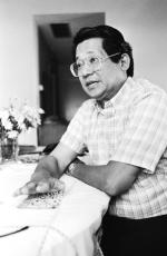 ≥Benigno Aquino w młodości pracował jako dziennikarz. Później był jednym z głównych przeciwników reżimu Marcosa 