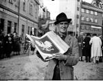 Kup pan orła. Październik 1938 r., w przejętym Cieszynie rozkwita handel kartonowymi polskimi godłami 
