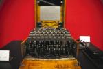 ≥Maszyna szyfrująca Enigma. Niemcy stosowali rożne typy Enigmy  i stale ją udoskonalali, dlatego jej szyfr był tak trudny do złamania 