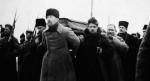 ≥Feliks Dzierżyński niosący trumnę ze zwłokami Lenina. Moskwa, 27 stycznia 1924 r. 
