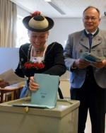 Od ponad sześciu dekad Bawarią rządziła samodzielnie CSU, z wyjątkiem jednej kadencji. Na zdjęciu: głosowanie w jednym z lokali wyborczych w Neukirchen na południu landu. 