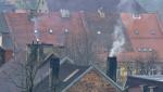 ≥Główną przyczyną powstawania smogu w Polsce jest emisja zanieczyszczeń z domowych pieców i lokalnych kotłowni węglowych, w których spalanie węgla odbywa się w nieefektywny sposób 
