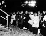 „Przeżyłem to bardziej niż wizytę papieża”. Gdańsk, 16 grudnia 1980 r., ksiądz Jerzy Popiełuszko (drugi z lewej w pierwszym rzędzie) podczas odsłonięcia pomnika stoczniowców poległych w Grudniu ’70 