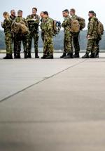 Holenderscy żołnierze na lotnisku w Eindhoven przed odlotem na manewry NATO w Norwegii 