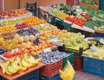 ≥W marketach wybór warzyw i owoców jest często równie duży jak na targowiskach   