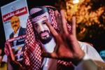 Protestujący przed konsulatem saudyjskim w tureckiej stolicy  są przekonani, że książę bin Salman ma krew na rękach. Na zdjęciu jeden  z demonstrantów w masce przedstawiającej władcę Arabii Saudyjskiej, w tle transparent  ze zdjęciem zamordowanego  Dżamala Chaszukdżiego.  Stambuł, 25 października