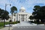 Stanowy Kapitol w stolicy Alabamy, Montgomery. W 1861 roku był siedzibą władz Skonfederowanych Stanów Ameryki. Teraz urzęduje tu gubernator Alabamy. Stanowy Senat i Izba Reprezentantów obradują w innym gmachu, choć zgodnie ze stanową konstytucją powinny w tym. 