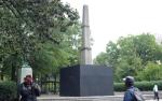 Zasłonięty do połowy pomnik konfederatów w Birmingham, największym mieście Alabamy  