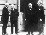Na konferencji  w Wersalu premier Francji Georges Clemenceau (trzeci z lewej) chciał silnej Polski, aby osłabić Niemcy. Poza nim kolejno z lewej premierzy Wielkiej Brytanii David Lloyd George i Włoch Vittorio Orlando oraz prezydent USA Woodrow Wilson. 