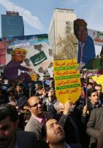 Protest przeciwko sankcjom przed gmachem dawnej ambasady USA w Teheranie 