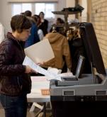 Głosowanie w Minneapolis (stan Minnesota) za pomocą maszyny wyborczej 