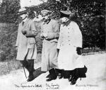 ≥Kazimierz Sosnkowski, Józef Piłsudski i oficer armii niemieckiej Schlossmann w czasie spaceru na terenie twierdzy w Magdeburgu