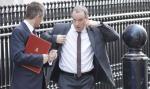 Nerwy przed wtorkowym spotkaniem rządu  w Londynie  na Downing Street 10. Ministrowie obrony Gavin Williamson  i ds. brexitu Dominic Raab (z prawej) 