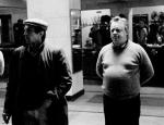 „W jego filmach czuje się odwagę człowieka wewnętrznie wolnego”. Stanisław Bareja (z prawej) na planie filmu „Miś”  w Warszawie w lutym 1980 r. Obok operator Zdzisław Kaczmarek