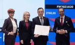 Prezydent Andrzej Duda z podpisaną ustawą o PPK. Towarzyszą mu (od lewej): Elżbieta Rafalska (minister pracy), Teresa Czerwińska (minister finansów) i Marek Dietl (prezes GPW) 